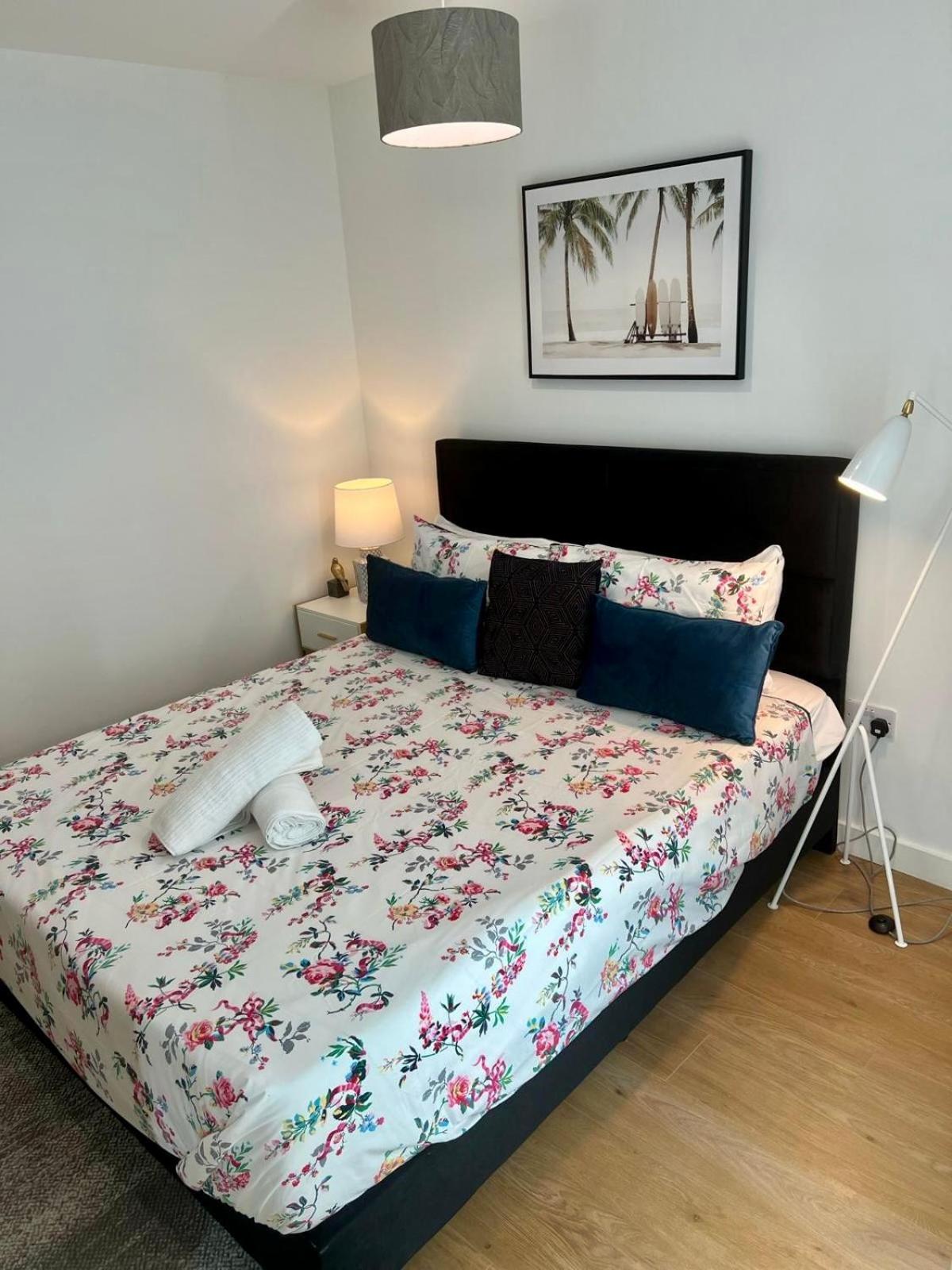Spacious Urban Gem Apartment With Parking Bracknell Exteriér fotografie